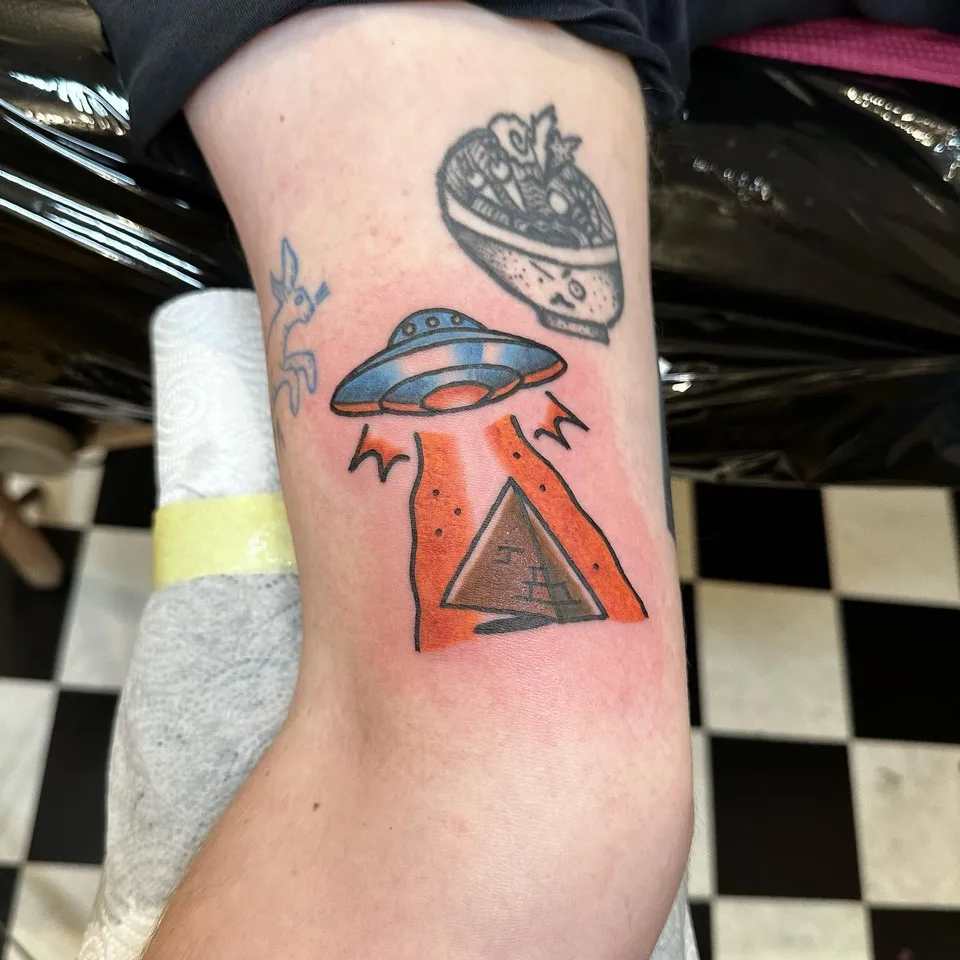Tego nie mogli zbudować ludzie, wiadomo — Tattoo, Wujek Darek Tattoo, Warszawa