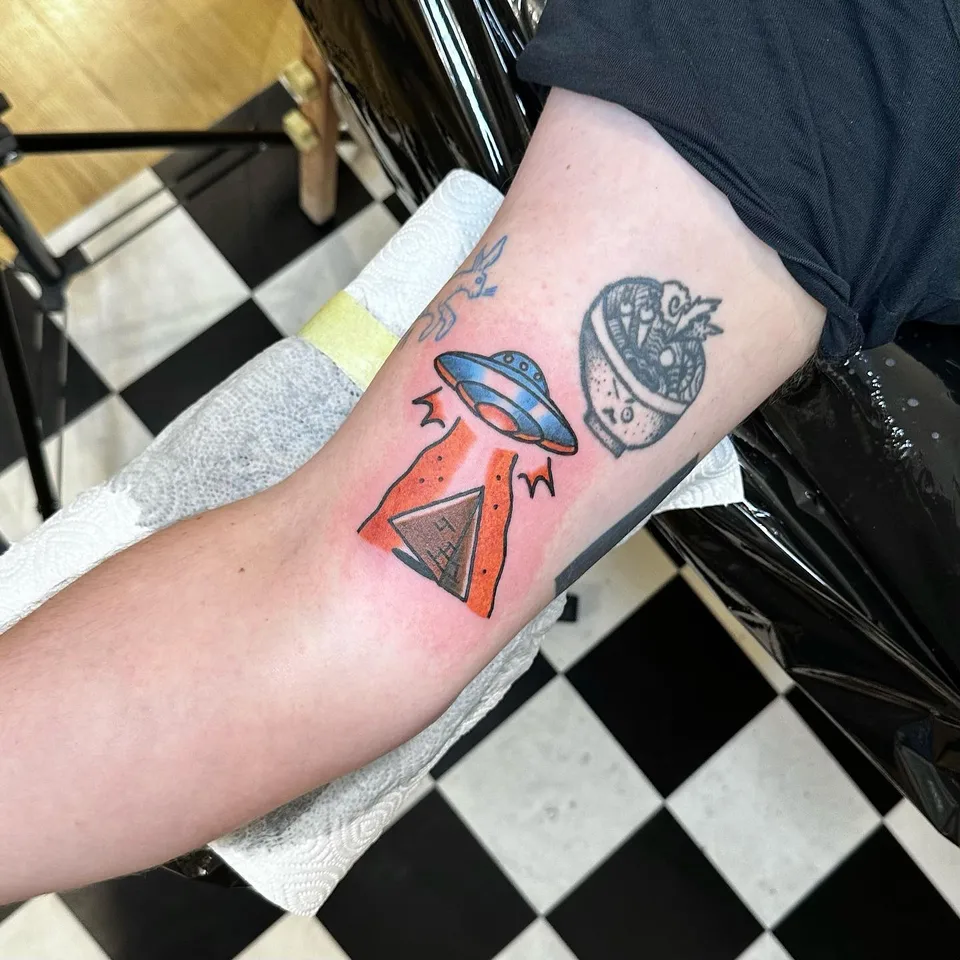 Tego nie mogli zbudować ludzie, wiadomo (2) — Tattoo, Wujek Darek Tattoo, Warszawa