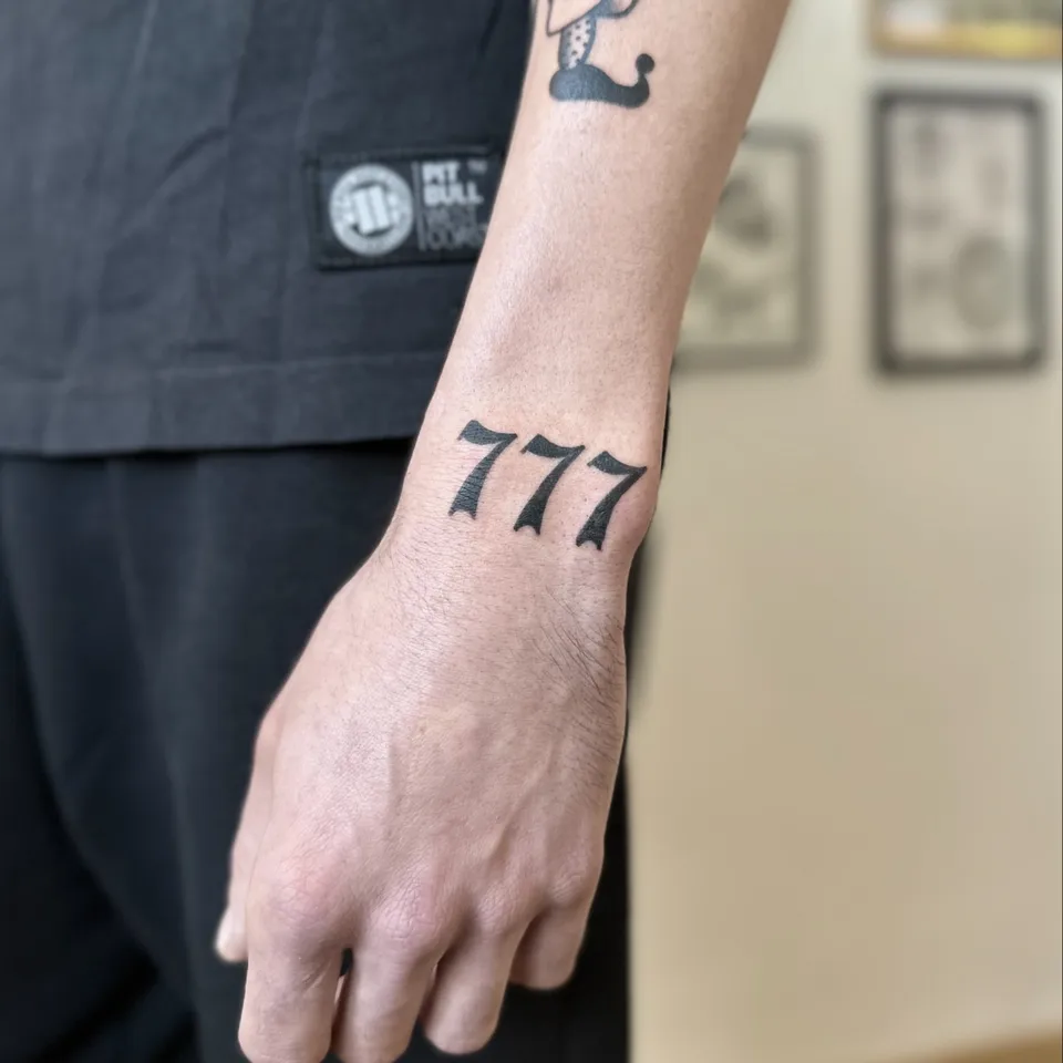 Tatuaż z pogrubionym motywem liczbowym na dłoni w stylu ignorant — Tattoo, Wujek Darek Tattoo, Warszawa