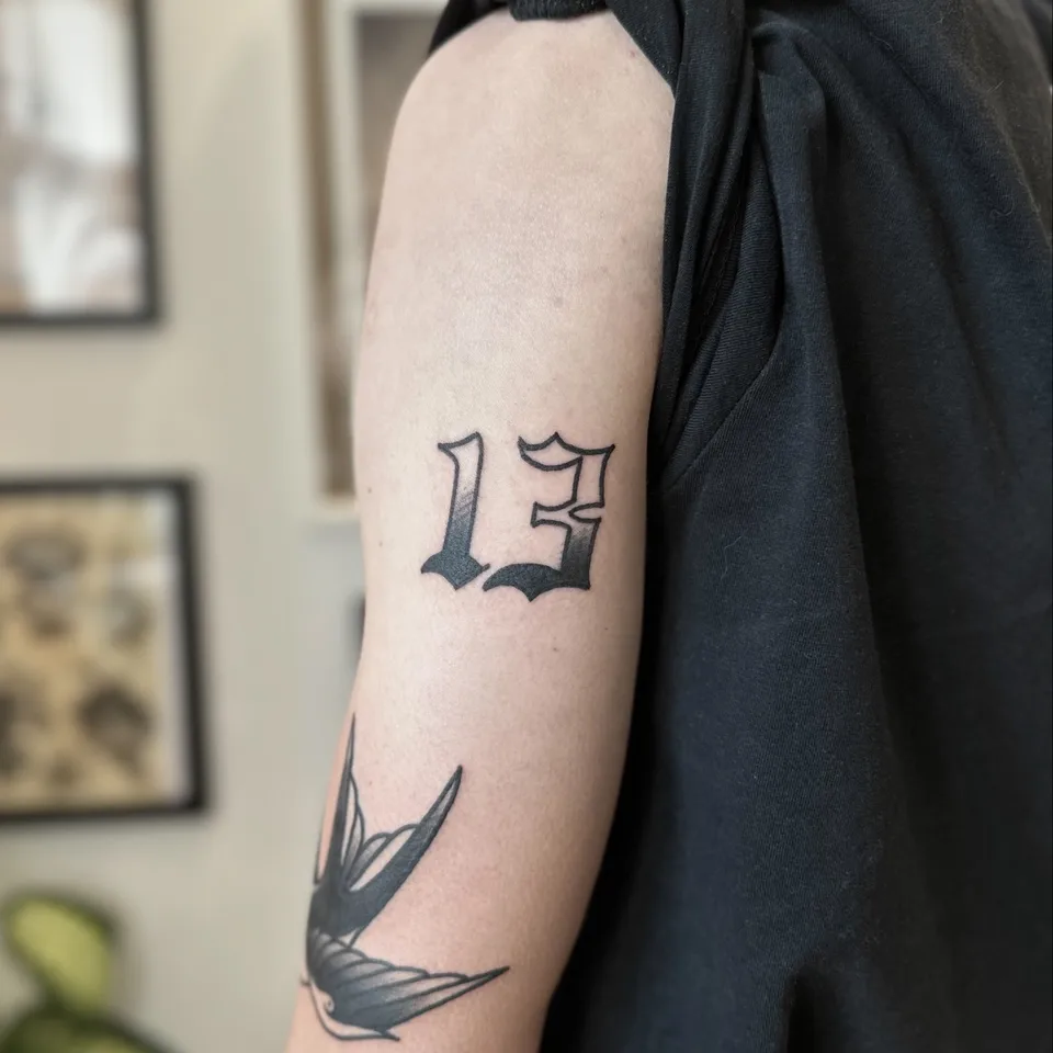 Tatuaż z pogrubionym motywem liczbowym na dłoni w stylu ignorant (2) — Tattoo, Wujek Darek Tattoo, Warszawa