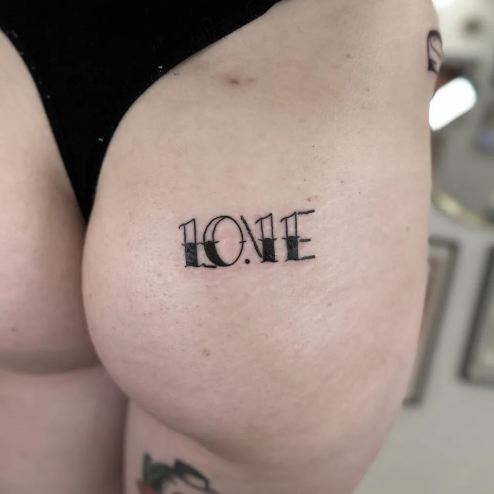 Tatuaż z pogrubionym motywem liczbowym na dłoni w stylu ignorant (3) — Tattoo, Wujek Darek Tattoo, Warszawa