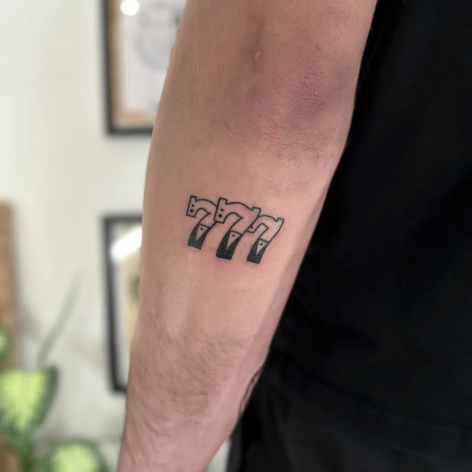 Tatuaż z pogrubionym motywem liczbowym na dłoni w stylu ignorant (4) — Tattoo, Wujek Darek Tattoo, Warszawa