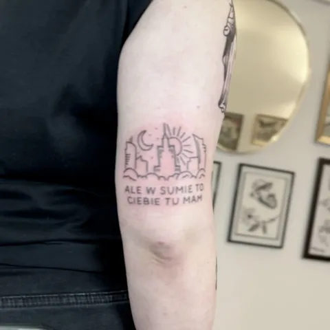 Ignorant tatuaż pejzażu z księżycem i słońcem na ramieniu — Tattoo, Wujek Darek Tattoo, Warszawa