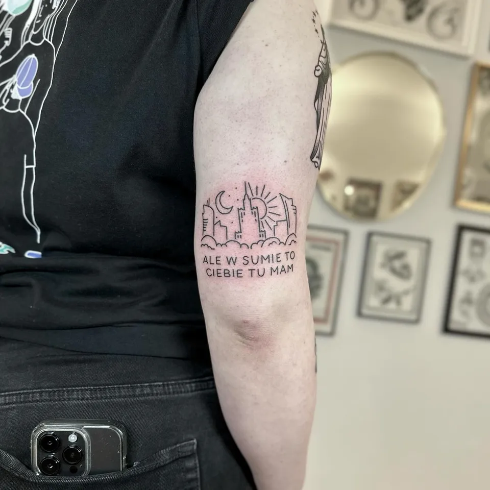 Ignorant tatuaż pejzażu z księżycem i słońcem na ramieniu (2) — Tattoo, Wujek Darek Tattoo, Warszawa