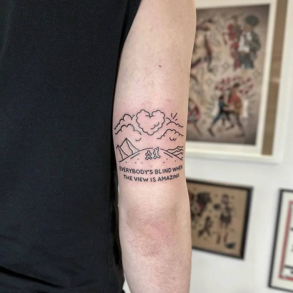 Ignorant tatuaż pejzażu z figurkami i napisem na przedramieniu — Tattoo, Wujek Darek Tattoo, Warszawa