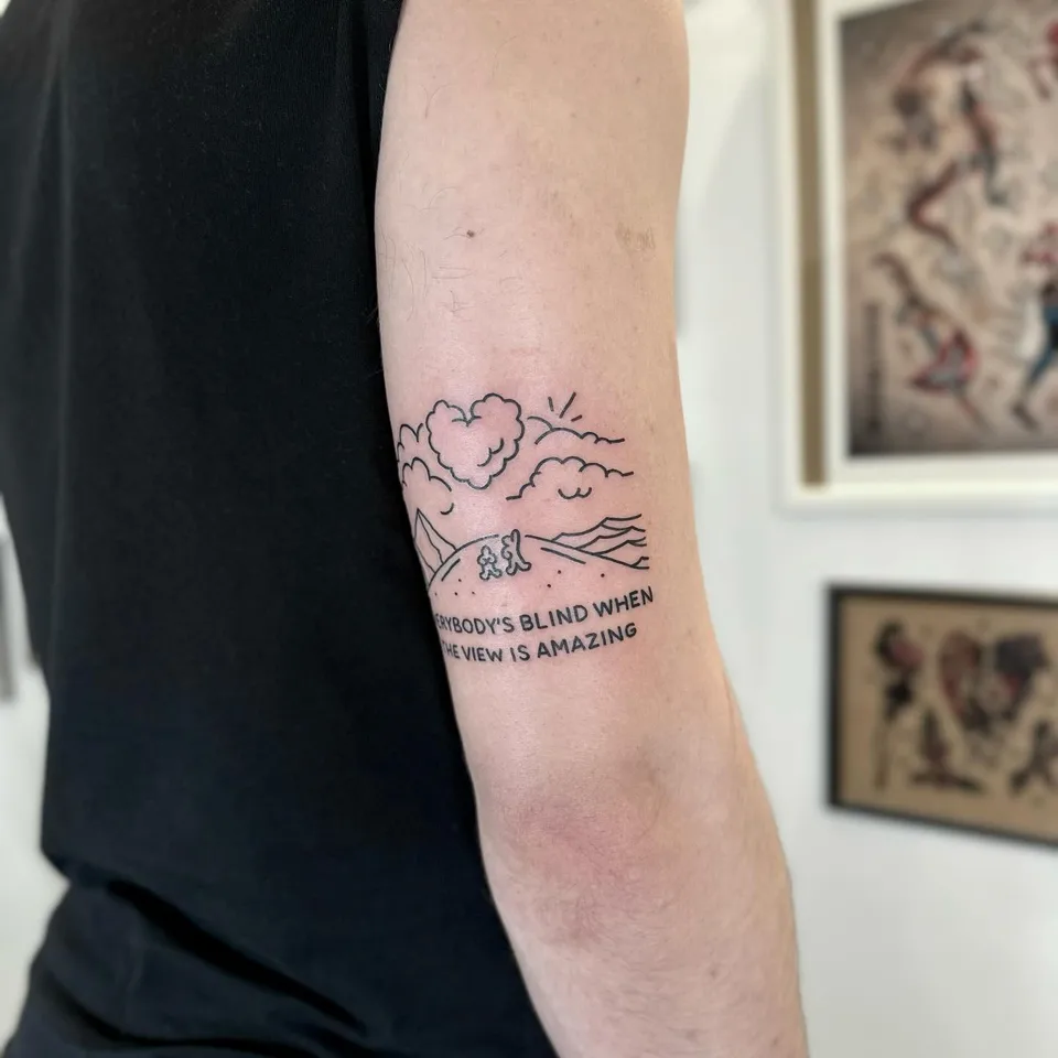 Ignorant tatuaż pejzażu z figurkami i napisem na przedramieniu (2) — Tattoo, Wujek Darek Tattoo, Warszawa