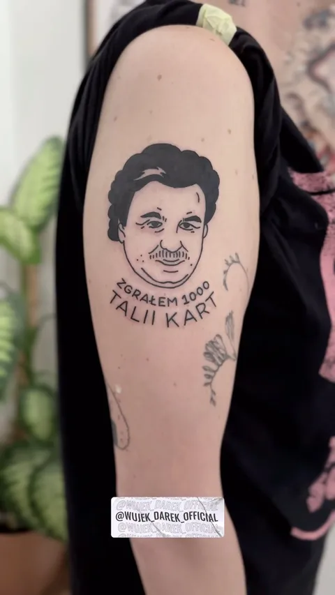 Ignorant tatuaż portret z napisem na ramieniu w grubym konturze — Tattoo, Wujek Darek Tattoo, Warszawa