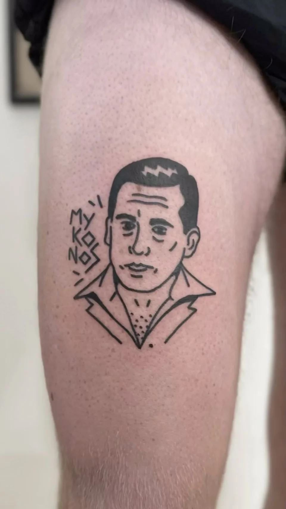 Ignorant tatuaż portret mężczyzny z grubym konturem na udzie — Tattoo, Wujek Darek Tattoo, Warszawa