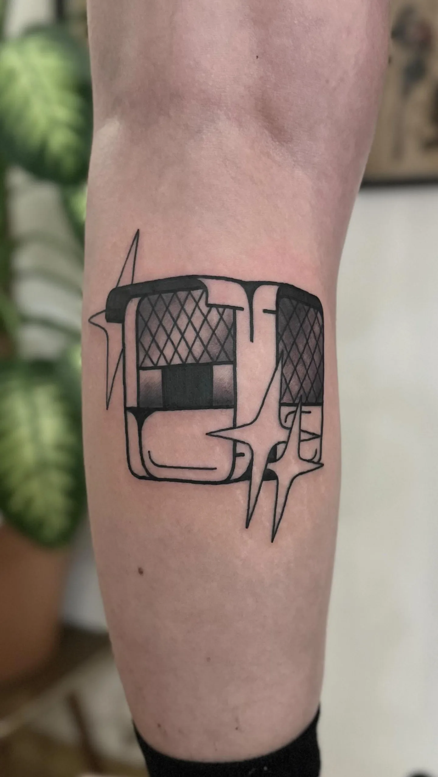 Ignorant tatuaż geometrycznego kształtu z gwiazdami na łydce — Tattoo, Wujek Darek Tattoo, Warszawa