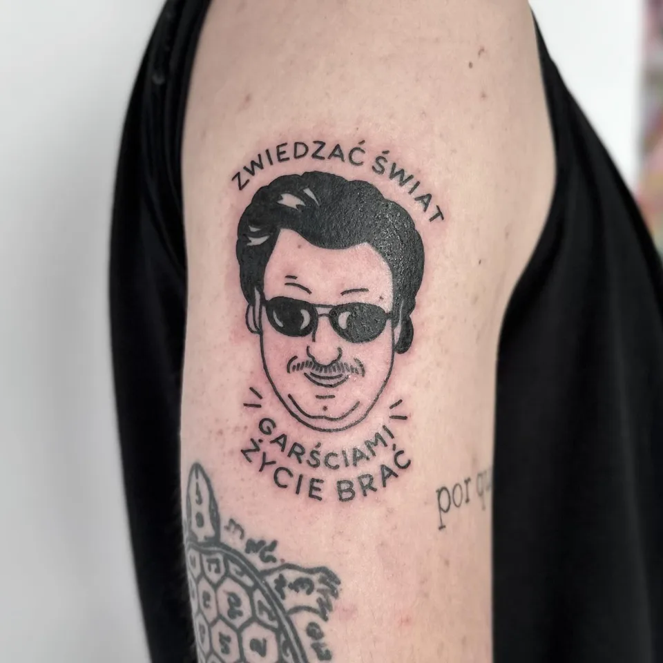 Mycie świeżego tatuażu na ramieniu po sesji (2) — Tattoo, Wujek Darek Tattoo, Warszawa