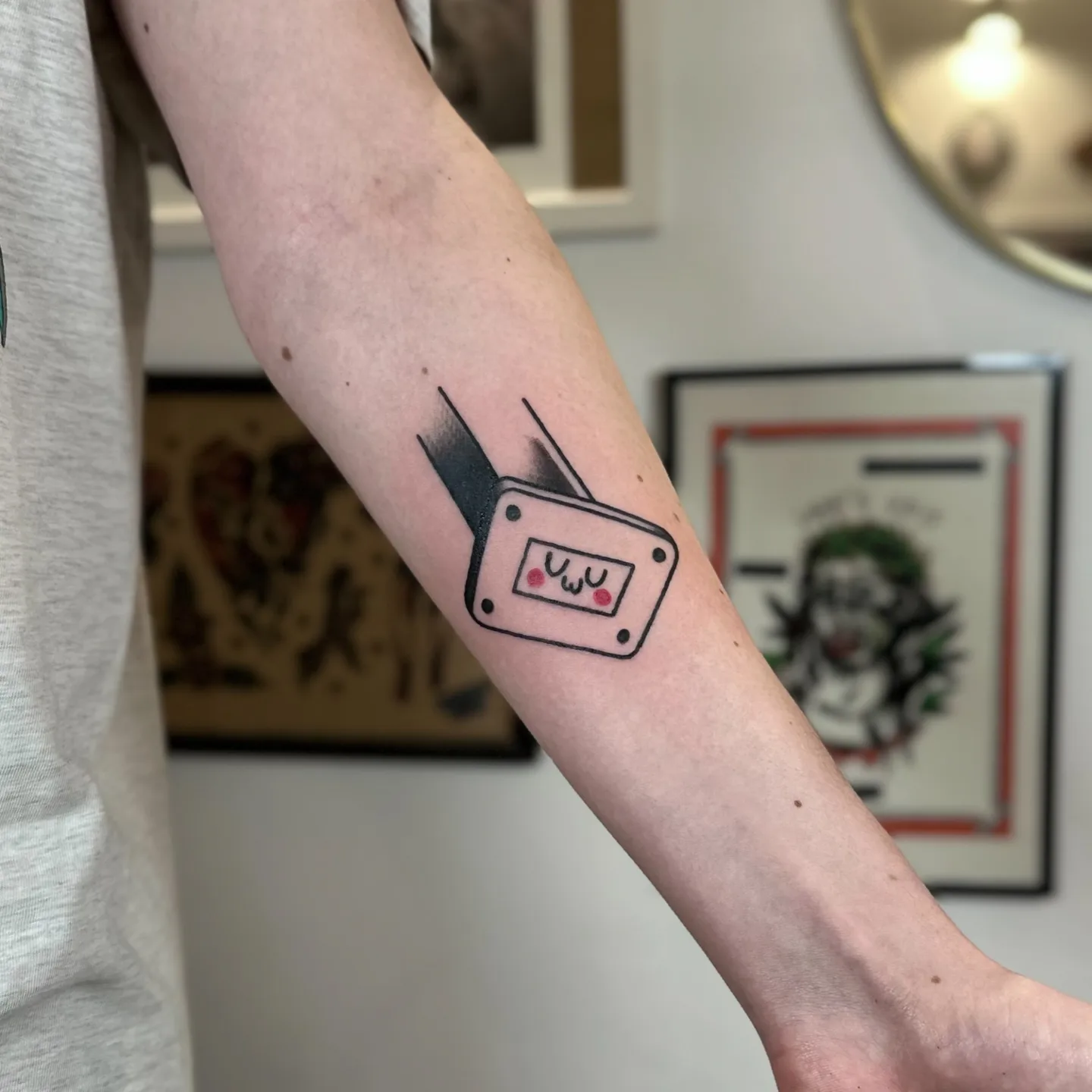 Ignorant tatuaż kasety magnetofonowej z grubym konturem na przedramieniu — Tattoo, Wujek Darek Tattoo, Warszawa