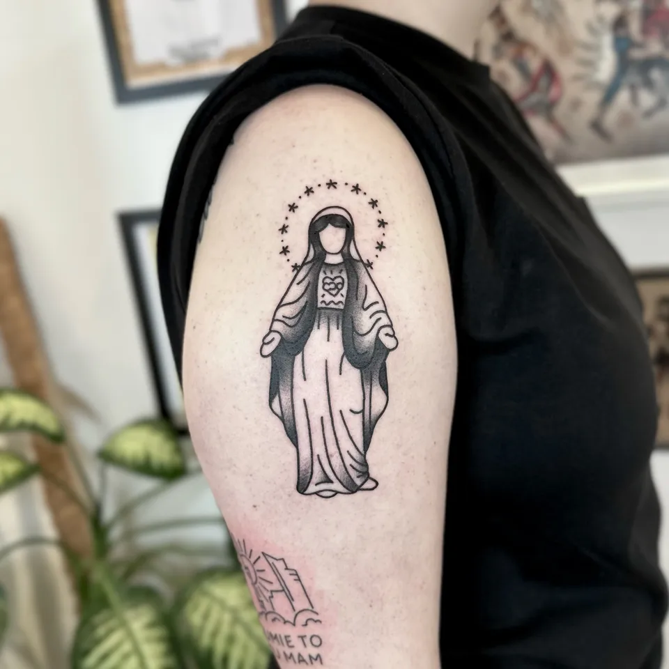 Tatuaż Matki Boskiej z aureolą z gwiazd na ramieniu — Tattoo, Wujek Darek Tattoo, Warszawa