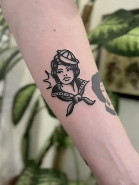Tatuaż sailor girl w stylu gruby kontur na przedramieniu — Tattoo, Wujek Darek Tattoo, Warszawa