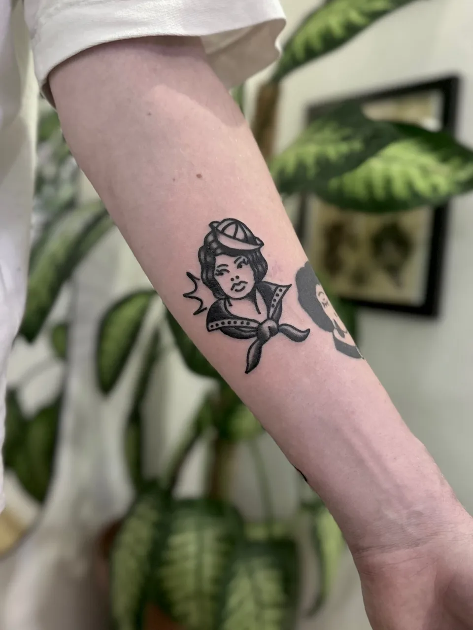 Tatuaż sailor girl w stylu gruby kontur na przedramieniu (2) — Tattoo, Wujek Darek Tattoo, Warszawa