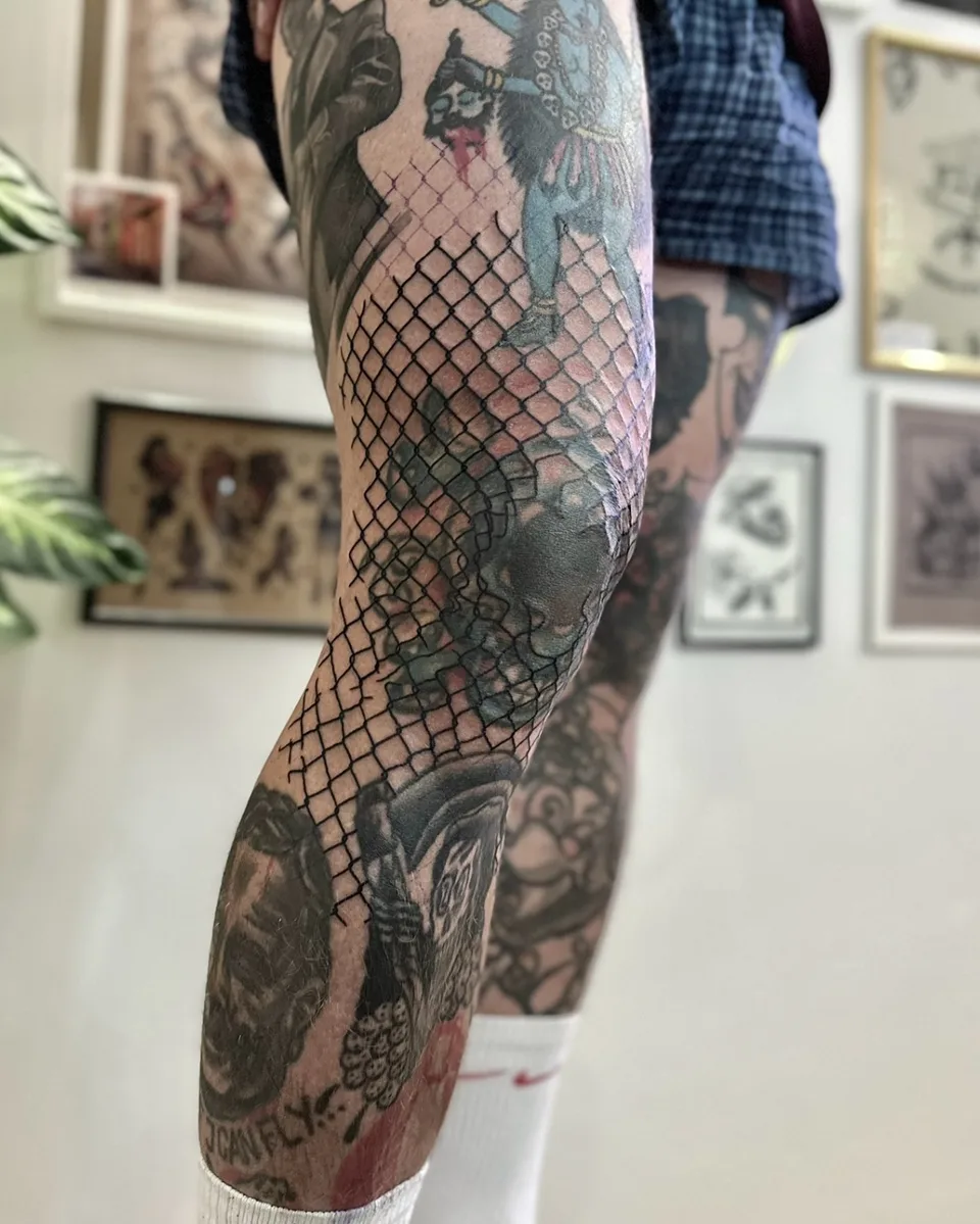 Ignorant tatuaż nogi z siatką ogrodzeniową, krokodylem i aztecką postacią — Tattoo, Wujek Darek Tattoo, Warszawa