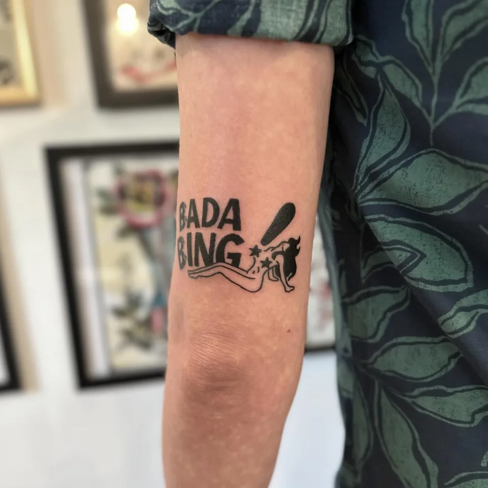 Ignorant tatuaż z dwuliniowym napisem i sylwetką postaci na przedramieniu (2) — Tattoo, Wujek Darek Tattoo, Warszawa