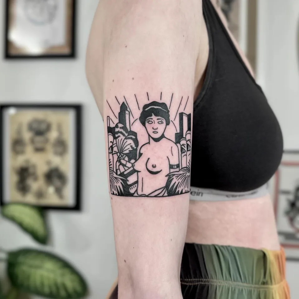 Gruby kontur tatuaż nagiej kobiecej postaci z kryształami i palmami na ramieniu — Tattoo, Wujek Darek Tattoo, Warszawa