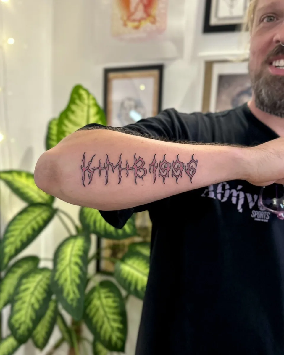 Gruby kontur napis na przedramieniu w stylu death metalowym (2) — Tattoo, Wujek Darek Tattoo, Warszawa