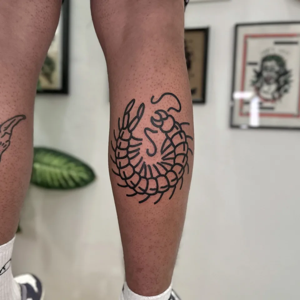 Tatuaż stonogi zwiniętej w okrąg na łydce – gruby kontur (2) — Tattoo, Wujek Darek Tattoo, Warszawa