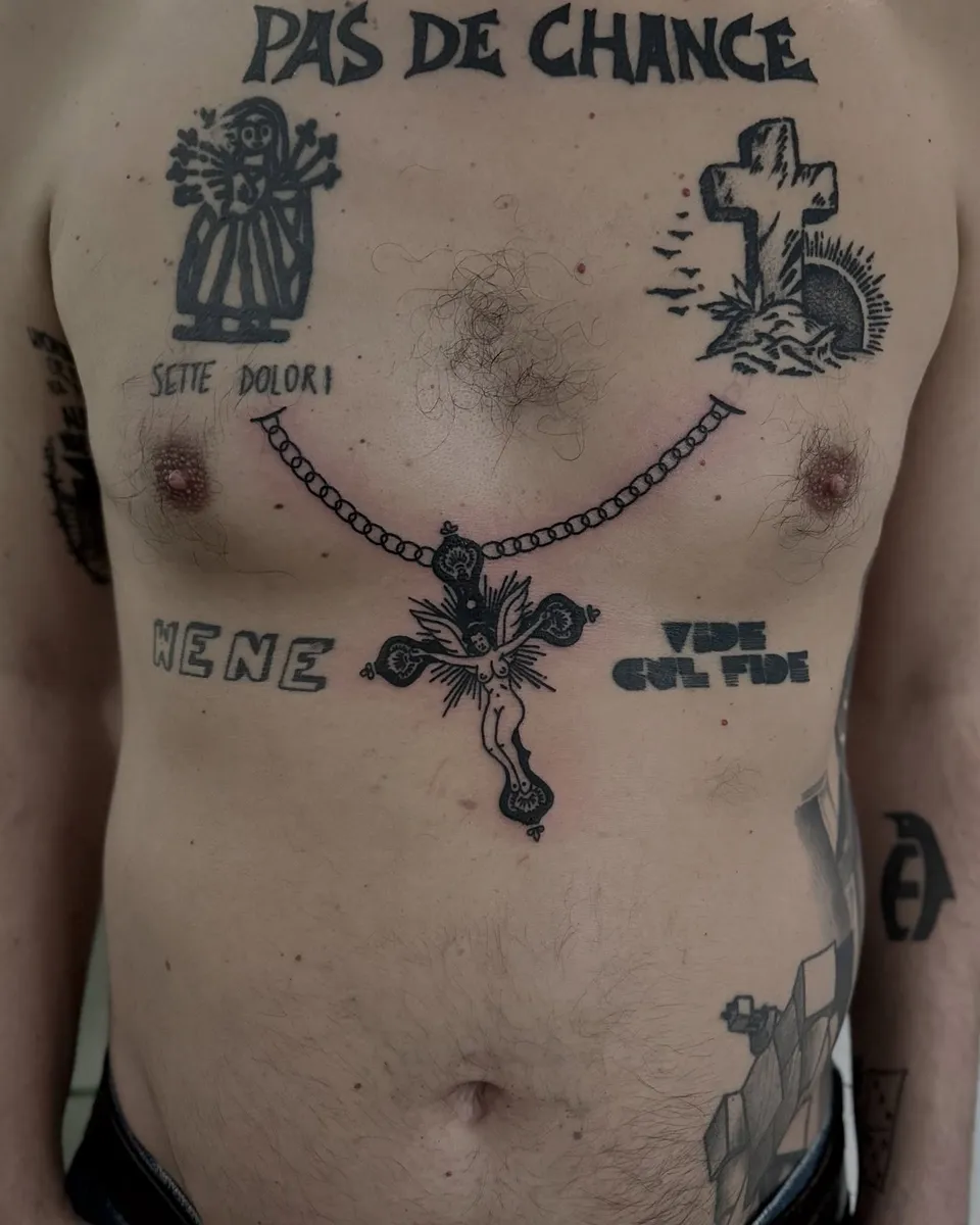 Tatuaż krzyża z nagą postacią na łańcuchu na klatce piersiowej (2) — Tattoo, Wujek Darek Tattoo, Warszawa