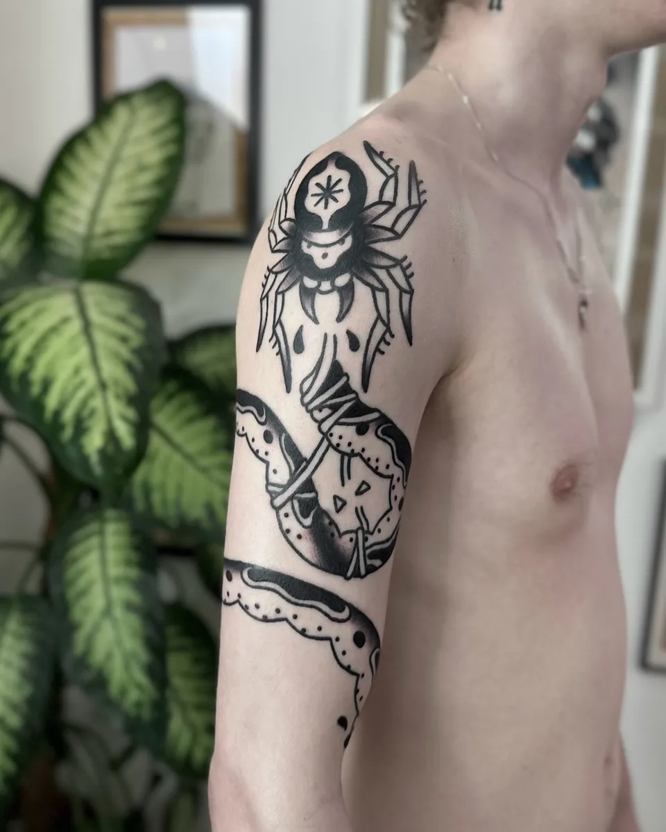 Tatuaż pająka i węża na ramieniu w stylu ignorant blackwork — Tattoo, Wujek Darek Tattoo, Warszawa