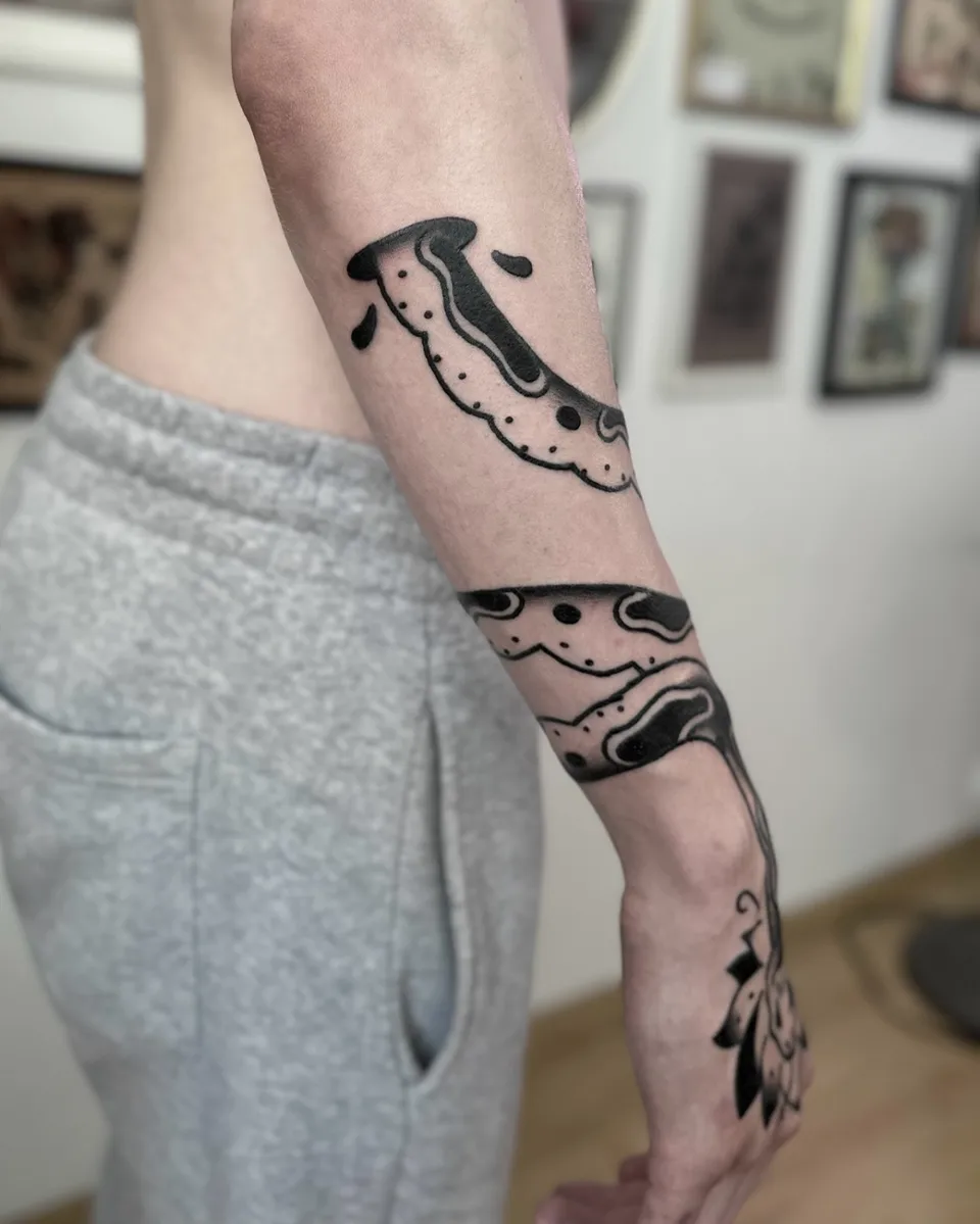 Tatuaż pająka i węża na ramieniu w stylu ignorant blackwork (2) — Tattoo, Wujek Darek Tattoo, Warszawa