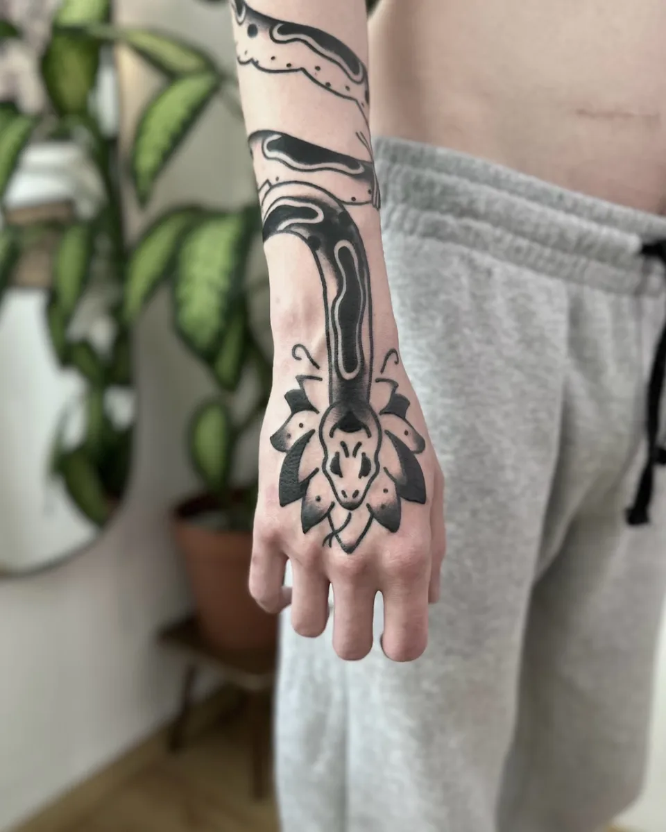 Tatuaż pająka i węża na ramieniu w stylu ignorant blackwork (3) — Tattoo, Wujek Darek Tattoo, Warszawa