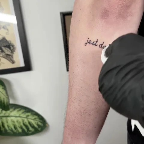 Tatuaż z napisem w stylu skryptu na przedramieniu — Tattoo, Wujek Darek Tattoo, Warszawa