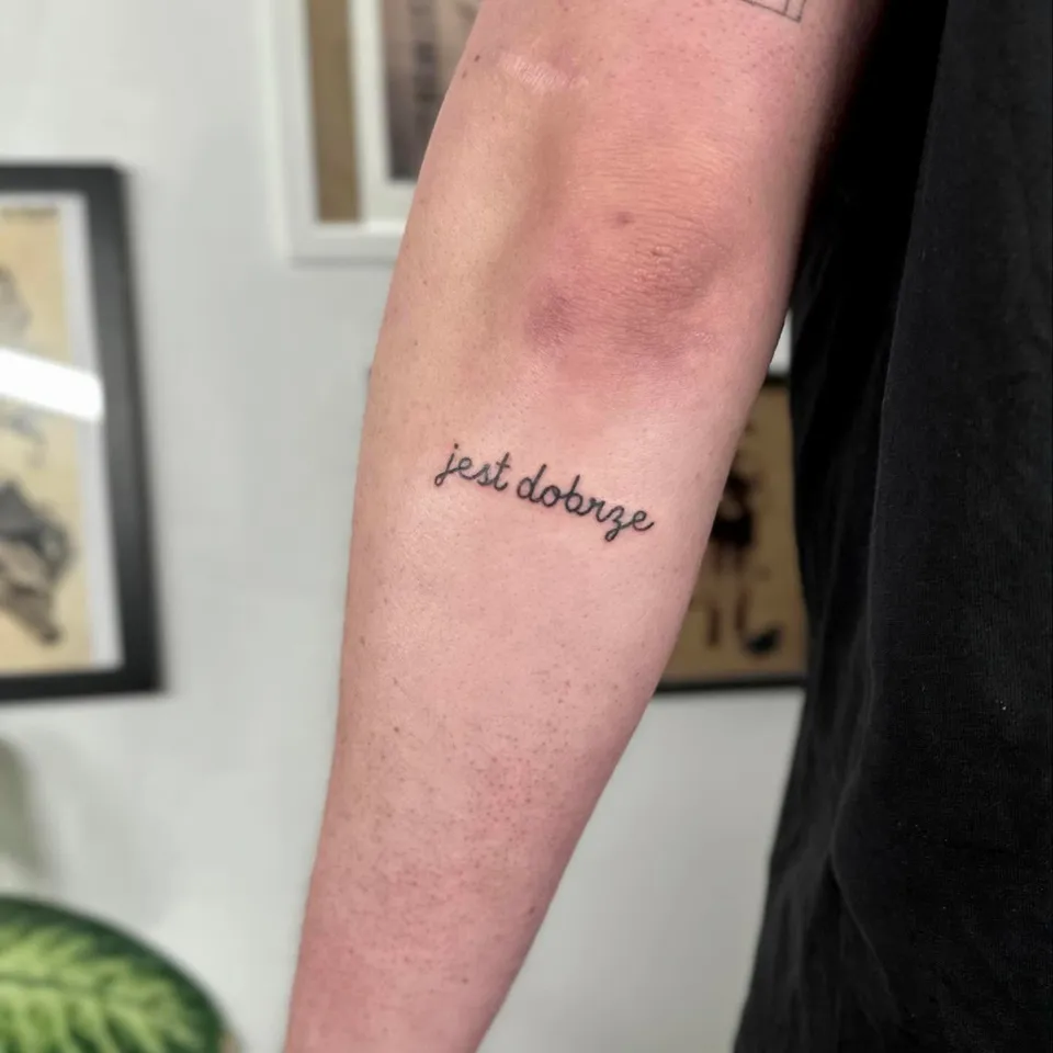 Tatuaż z napisem w stylu skryptu na przedramieniu (2) — Tattoo, Wujek Darek Tattoo, Warszawa
