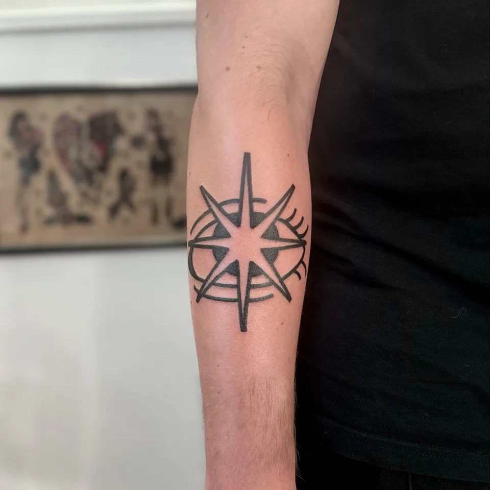 Tatuaż gwiazdy kompasowej z grubym konturem na przedramieniu — Tattoo, Wujek Darek Tattoo, Warszawa