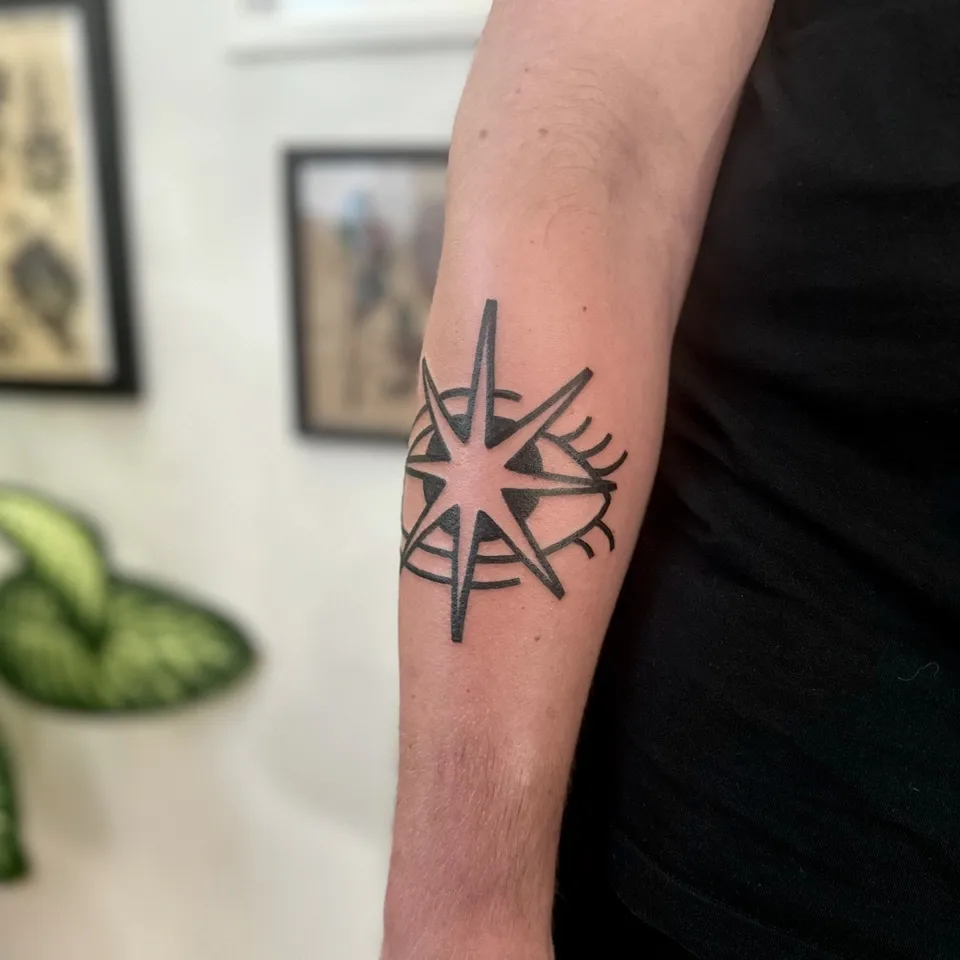 Tatuaż gwiazdy kompasowej z grubym konturem na przedramieniu (2) — Tattoo, Wujek Darek Tattoo, Warszawa