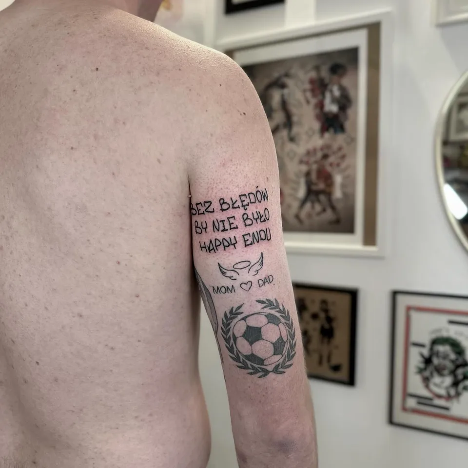 Tatuaż z napisem, piłką nożną i motywem aniołka na ramieniu — Tattoo, Wujek Darek Tattoo, Warszawa