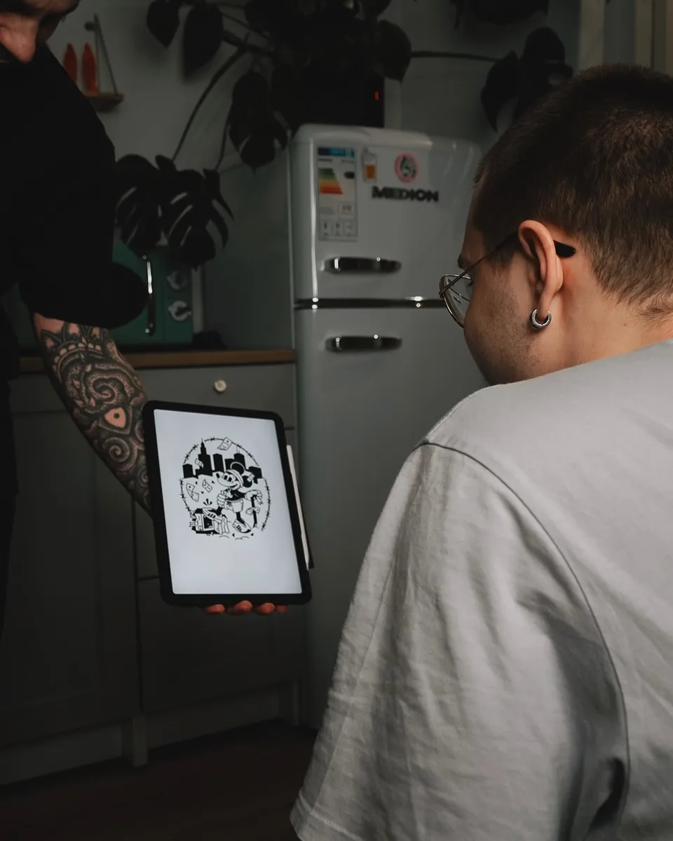 Projekt tatuażu ignorant z postacią myszy na tle miejskiej panoramy — Tattoo, Wujek Darek Tattoo, Warszawa