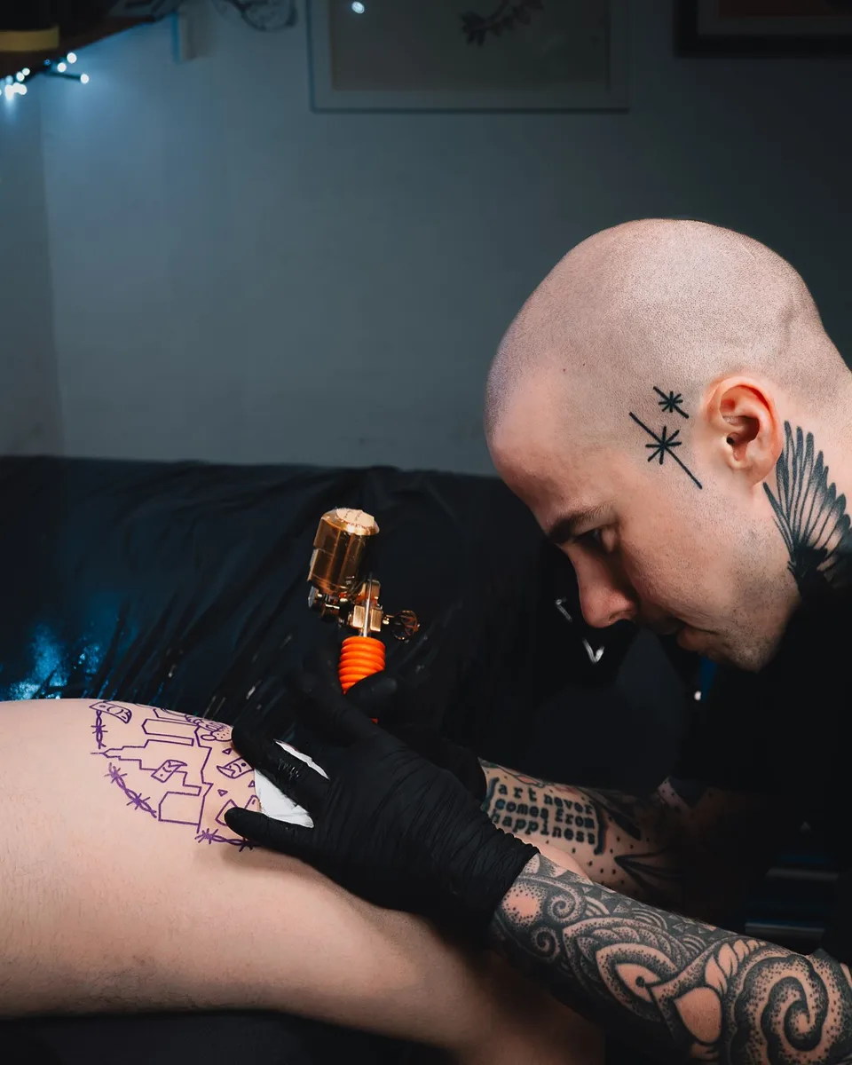 Projekt tatuażu ignorant z postacią myszy na tle miejskiej panoramy (2) — Tattoo, Wujek Darek Tattoo, Warszawa