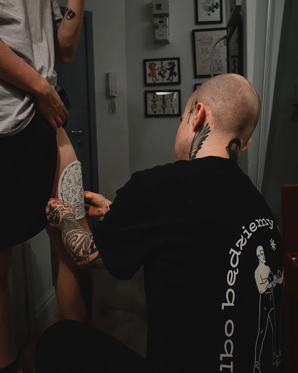 Projekt tatuażu ignorant z postacią myszy na tle miejskiej panoramy (3) — Tattoo, Wujek Darek Tattoo, Warszawa