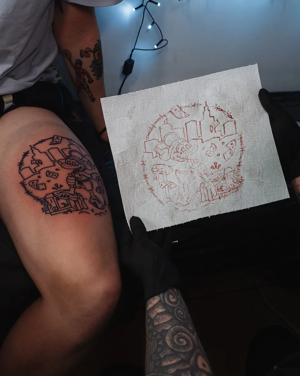 Projekt tatuażu ignorant z postacią myszy na tle miejskiej panoramy (4) — Tattoo, Wujek Darek Tattoo, Warszawa