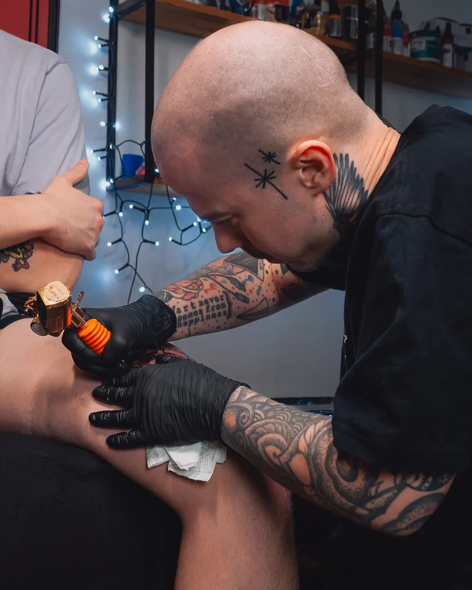 Projekt tatuażu ignorant z postacią myszy na tle miejskiej panoramy (5) — Tattoo, Wujek Darek Tattoo, Warszawa