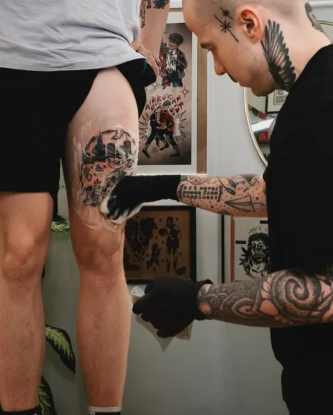Projekt tatuażu ignorant z postacią myszy na tle miejskiej panoramy (6) — Tattoo, Wujek Darek Tattoo, Warszawa