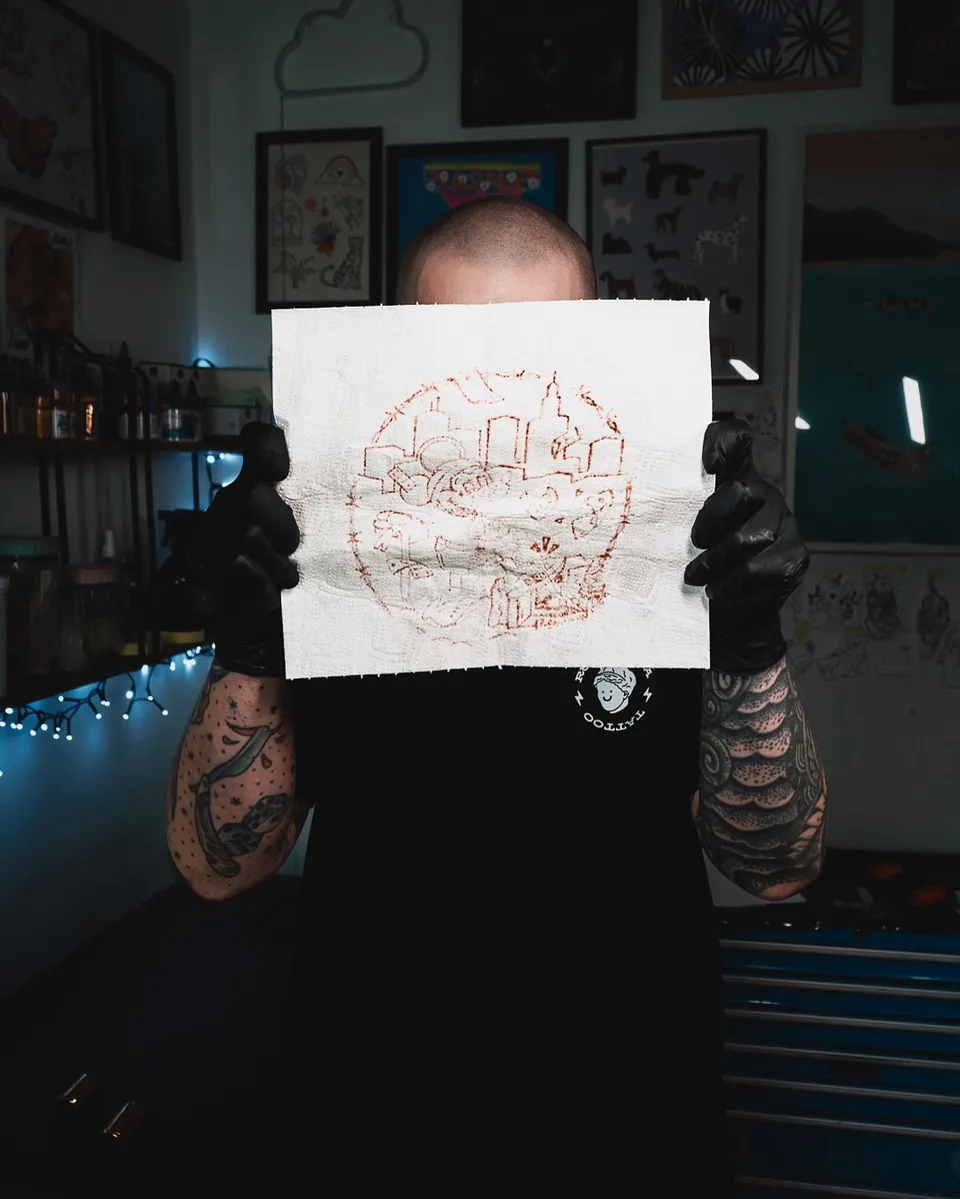 Projekt tatuażu ignorant z postacią myszy na tle miejskiej panoramy (7) — Tattoo, Wujek Darek Tattoo, Warszawa
