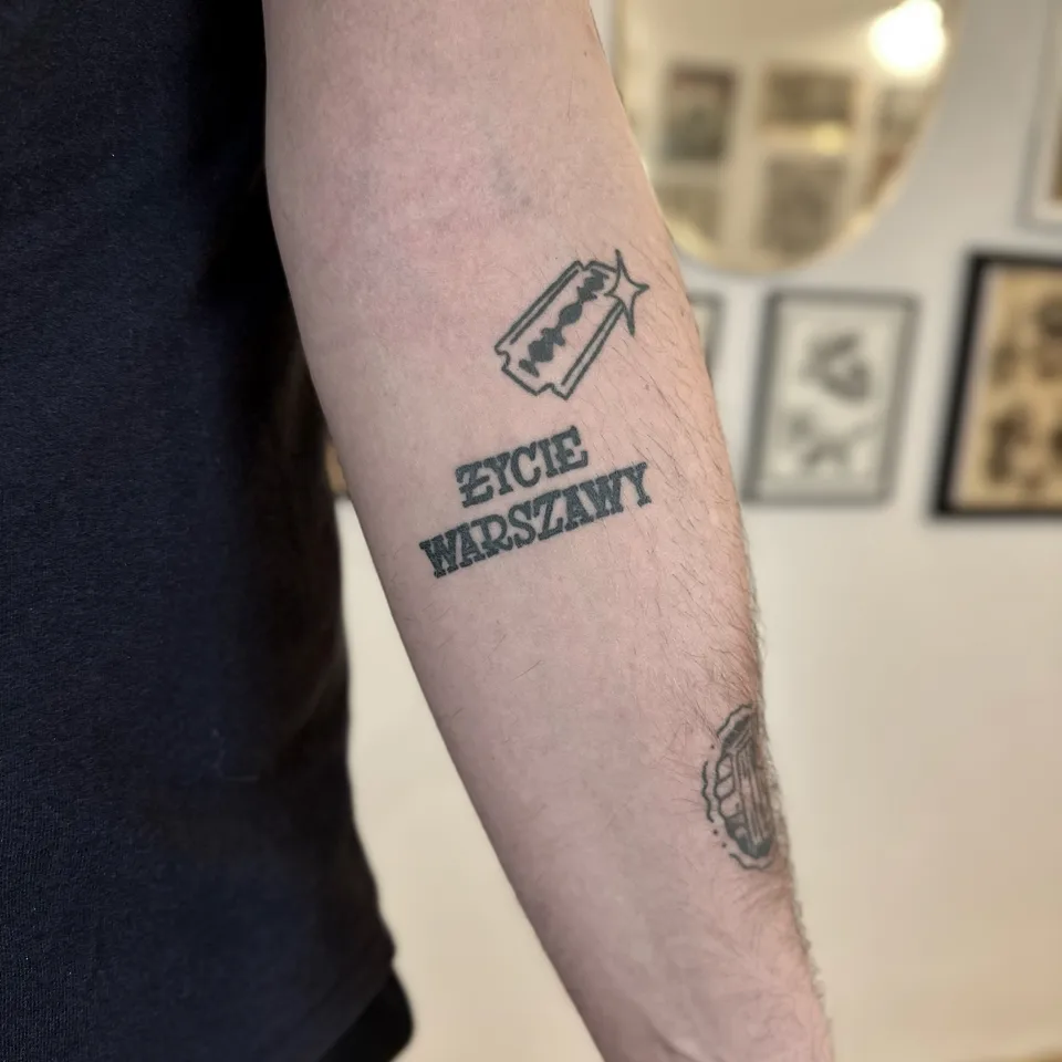 Ignorant tatuaż żyletki i pięści na przedramieniu z grubym konturem — Tattoo, Wujek Darek Tattoo, Warszawa
