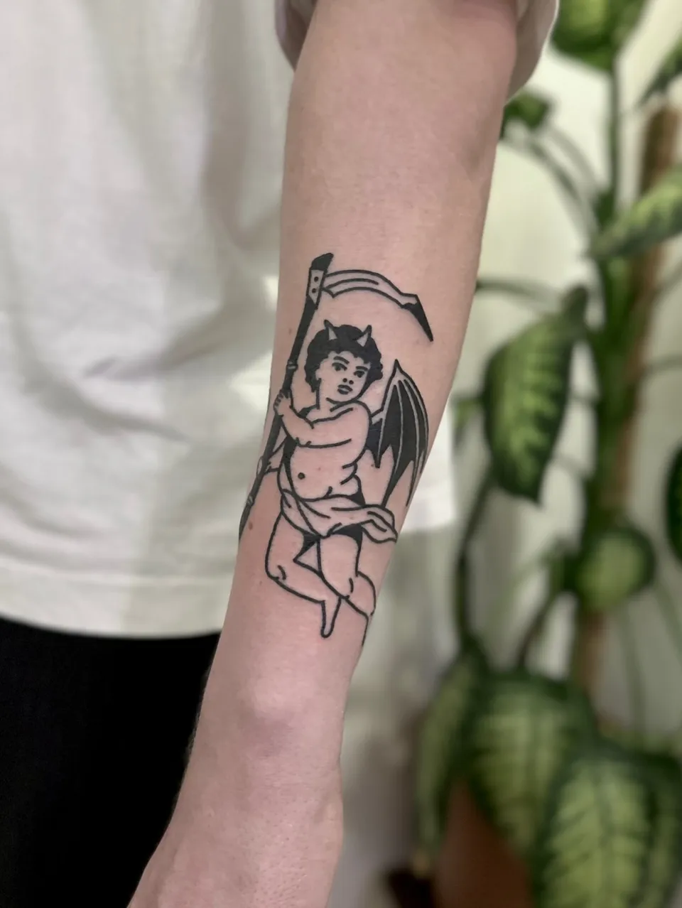 Ignorant tatuaż diabełka z kosą na przedramieniu — Tattoo, Wujek Darek Tattoo, Warszawa