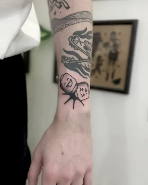 Ignorant tatuaż dwóch kostek do gry z twarzami na nadgarstku — Tattoo, Wujek Darek Tattoo, Warszawa