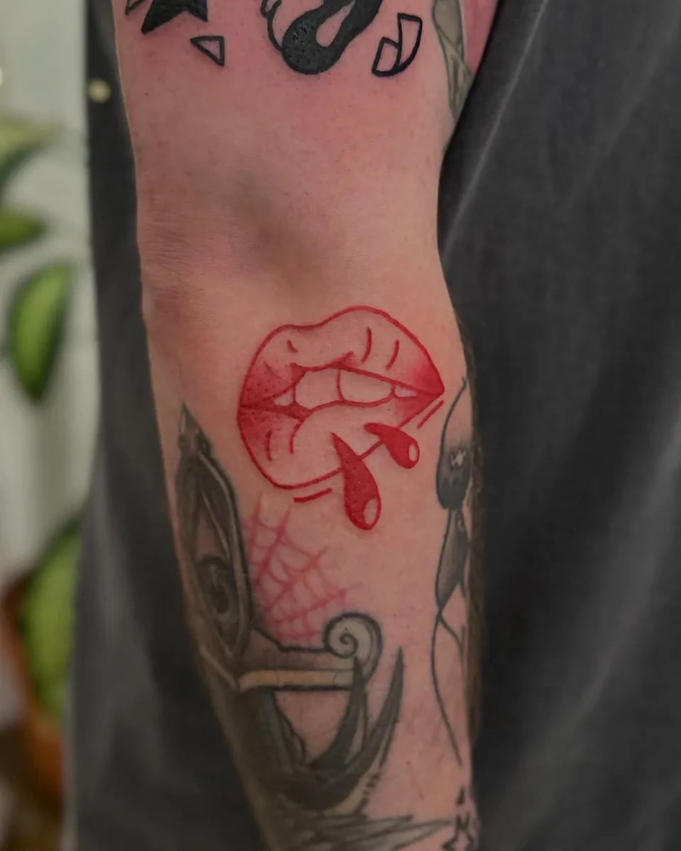 Ignorant tatuaż ust z krwią na łokciu w czerwonym kolorze — Tattoo, Wujek Darek Tattoo, Warszawa