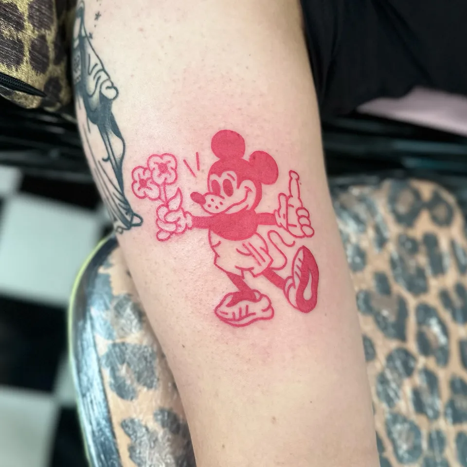 Tatuaż Myszki Miki z kwiatkiem w stylu gruby kontur czerwonym pigmentem — Tattoo, Wujek Darek Tattoo, Warszawa