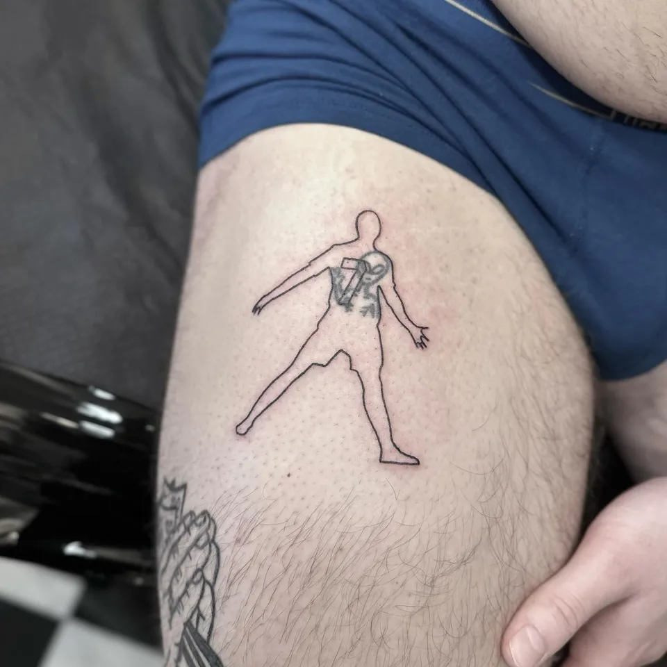 Ignorant tatuaż sylwetki człowieka z wzorami na klatce piersiowej na udzie — Tattoo, Wujek Darek Tattoo, Warszawa