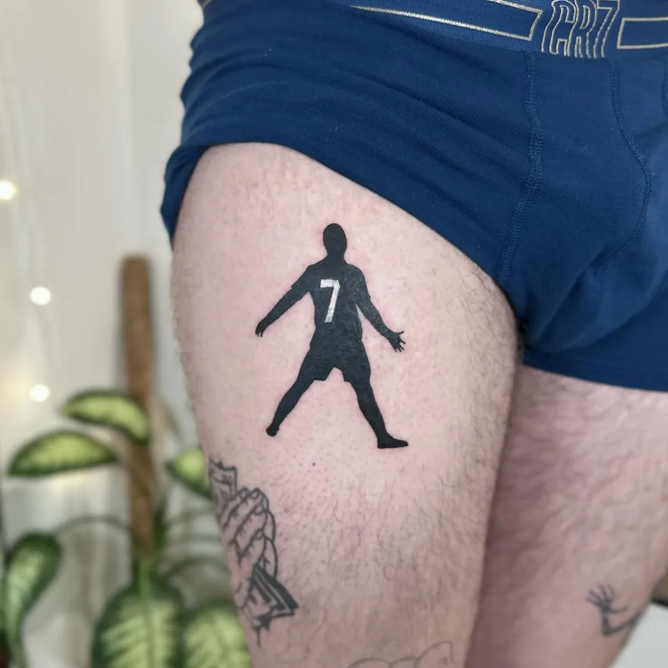 Ignorant tatuaż sylwetki człowieka z wzorami na klatce piersiowej na udzie (2) — Tattoo, Wujek Darek Tattoo, Warszawa