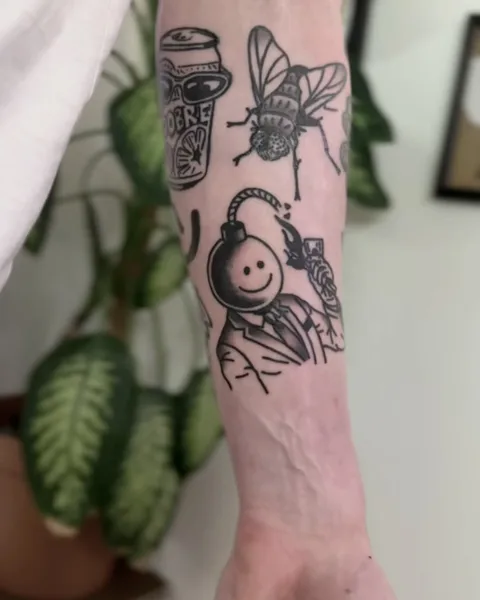 Ignorant tatuaż z bombą-smileyface, muchą i puszką na przedramieniu — Tattoo, Wujek Darek Tattoo, Warszawa