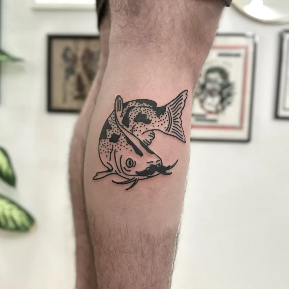 Tatuaż karpia z grubym konturem na łydce — Tattoo, Wujek Darek Tattoo, Warszawa