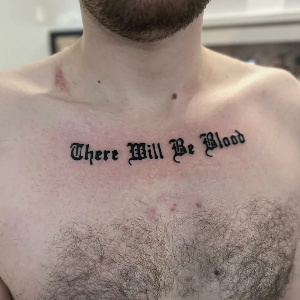Tatuaż z napisem w stylu gotyckim na klatce piersiowej (2) — Tattoo, Wujek Darek Tattoo, Warszawa