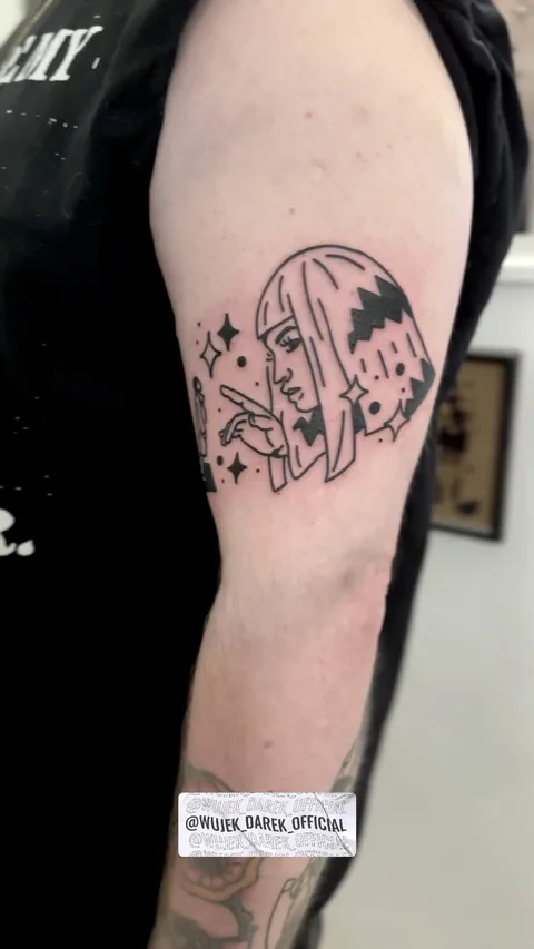 Ignorant tatuaż kobiecej twarzy z grubym konturem na ramieniu — Tattoo, Wujek Darek Tattoo, Warszawa